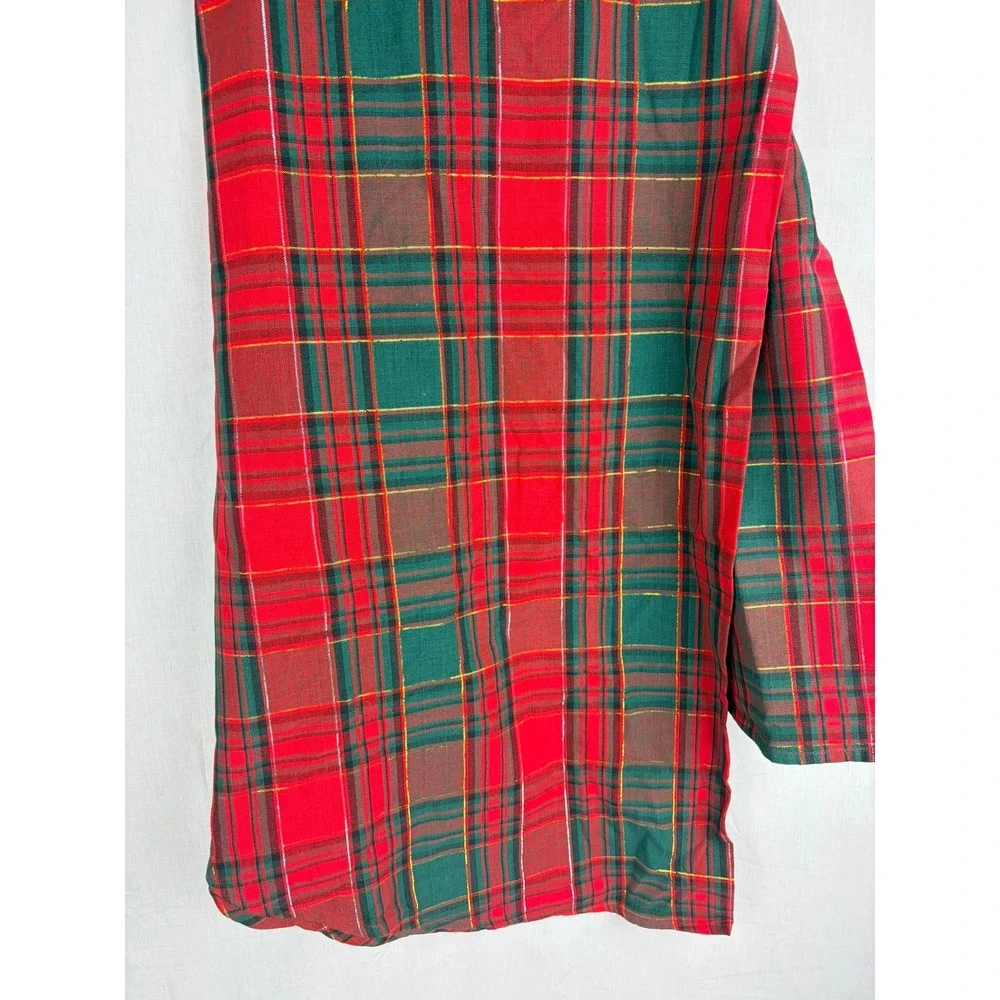 Vintage Christmas Red Green Plaid Tablecloth Gold Metallic Thread 70 x‎ 72 Round